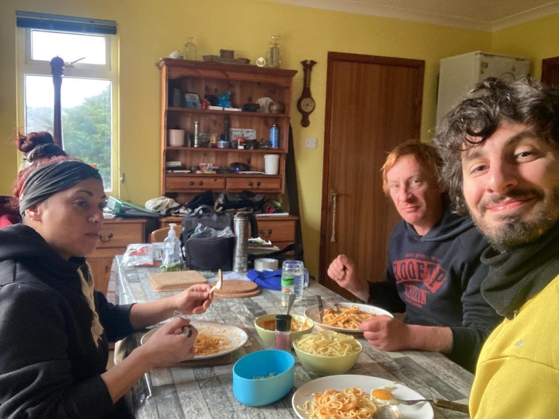 Las Malvinas vistas desde la cocina de Matt: lo que muestra "Los vencedores", el documental de Pablo Aparo