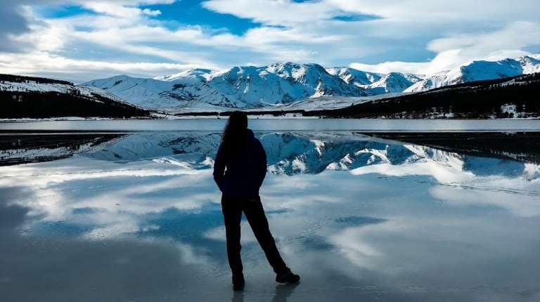 Chos Malal se abriga: el aire antártico trae la primera nevada del viernes al norte neuquino