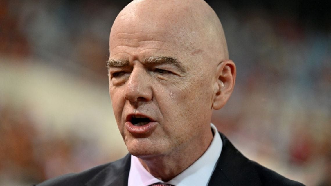 Infantino se queda solo en la foto: Francia le soltó la mano y ya nadie quiere sacarse con él