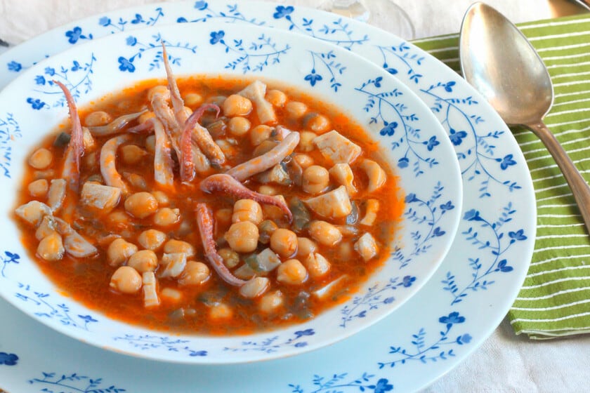 Garbanzos con calamares, el guiso rápido que mejora de un día para otro