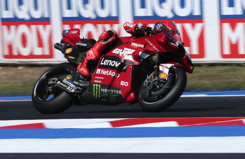 Marc Márquez se plantó en Misano con el mejor tiempo del día y dejó a Martín octavo: la pulseada ya empezó