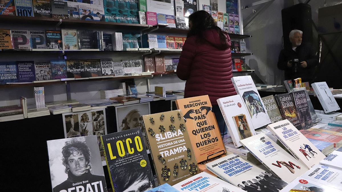 La Feria del Libro de Neuquén se instala en el Parque Central con libros desde 2.000 pesos y promociones que invitan a cargar la mochila