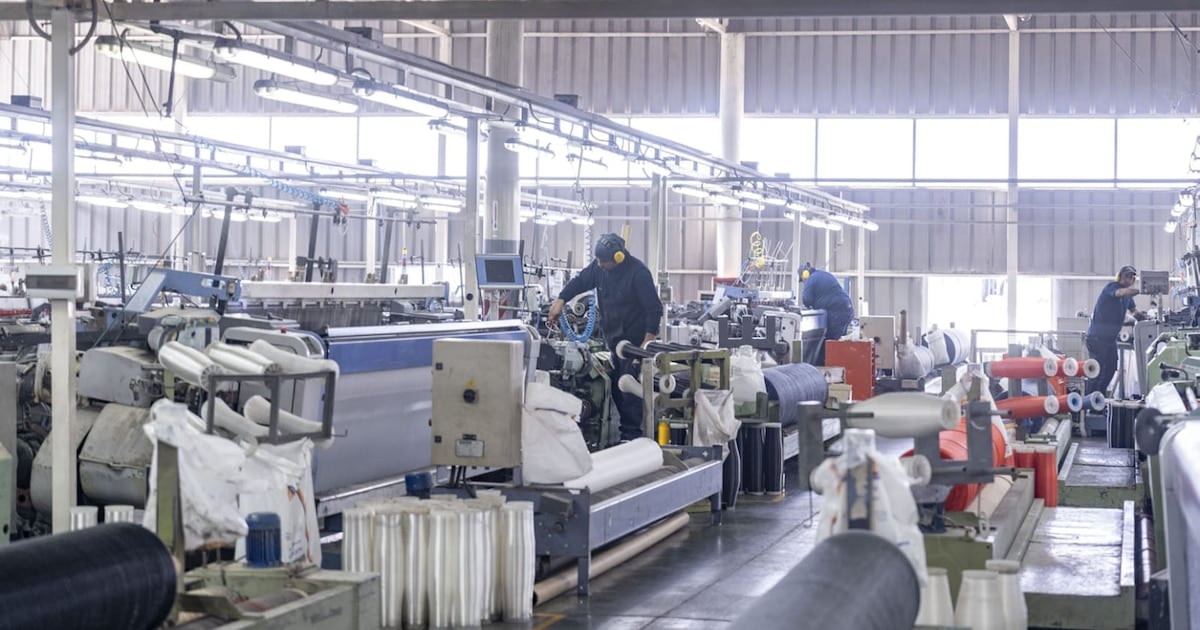 La industria pyme lleva dos años perdiendo empleo y busca sostener su plantilla a costa de menor producción