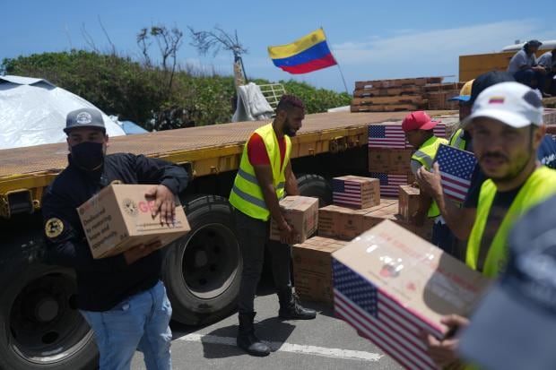 Una urna, dos países y un gimnasio al aire libre: el viaje de un voluntario neuquino que no terminó donde empezó