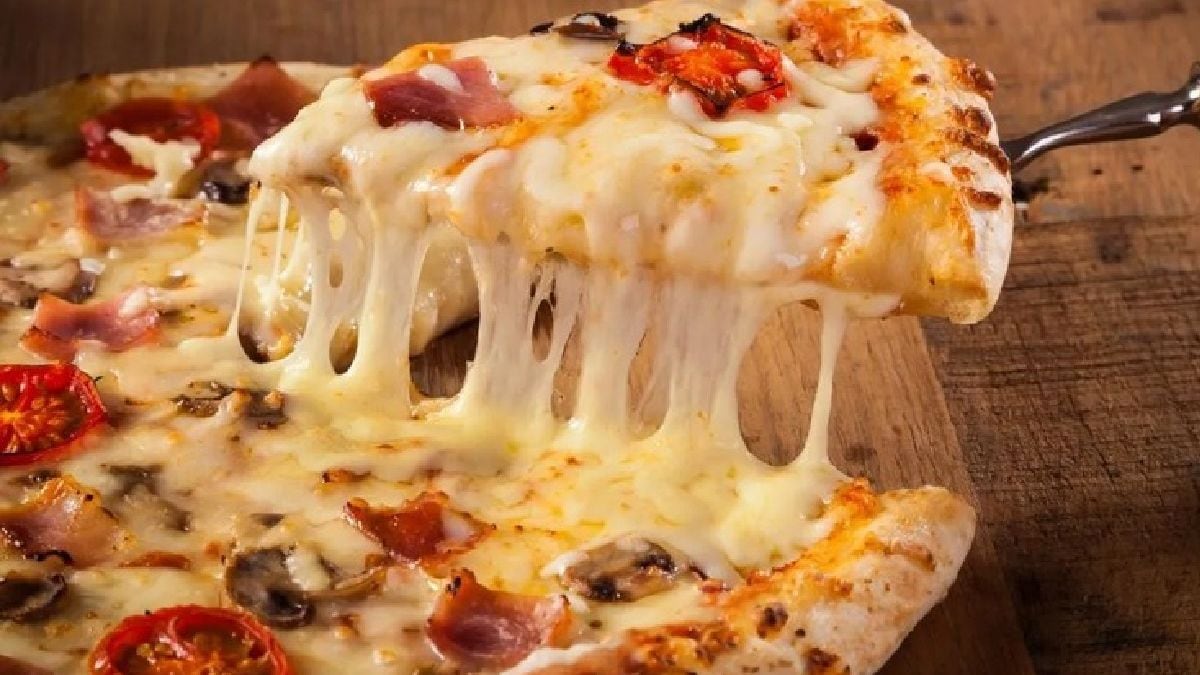 Neuquén sale a la calle con la pizza y la empanada a mitad de precio