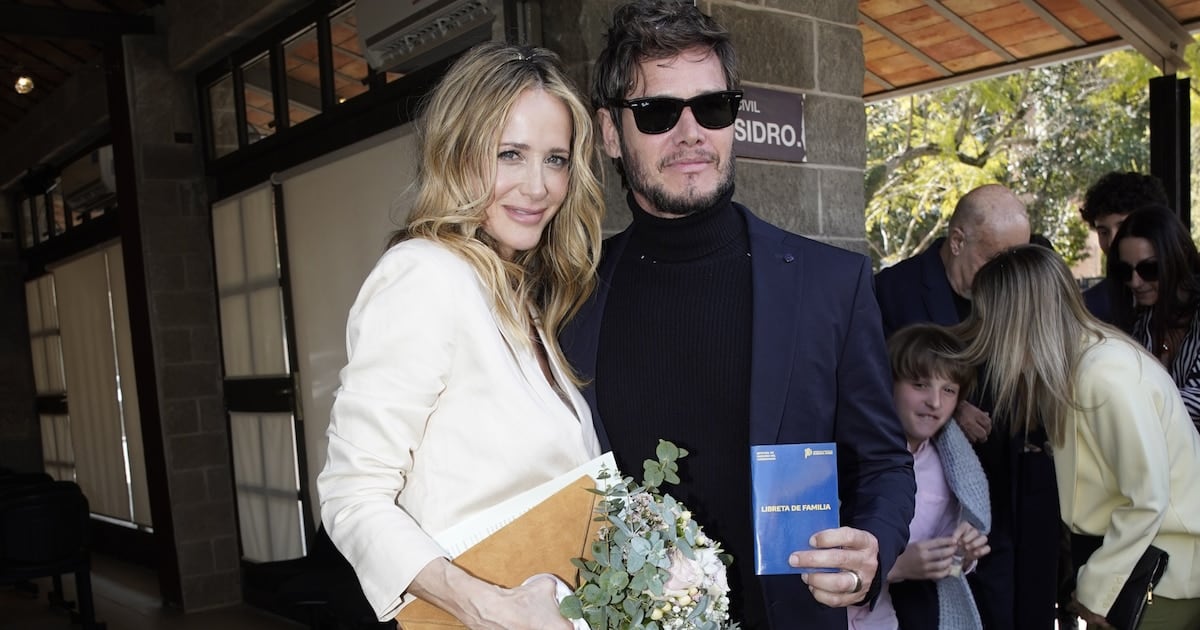 Casarse sin cambiar nada: Julieta Prandi y Emanuel Ortega dieron el sí en San Isidro, con 36 testigos y los padres del músico como invitados de honor