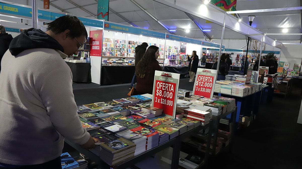 La Feria del Libro de Neuquén atraviesa su semana más concurrida con talleres, cine y voces locales