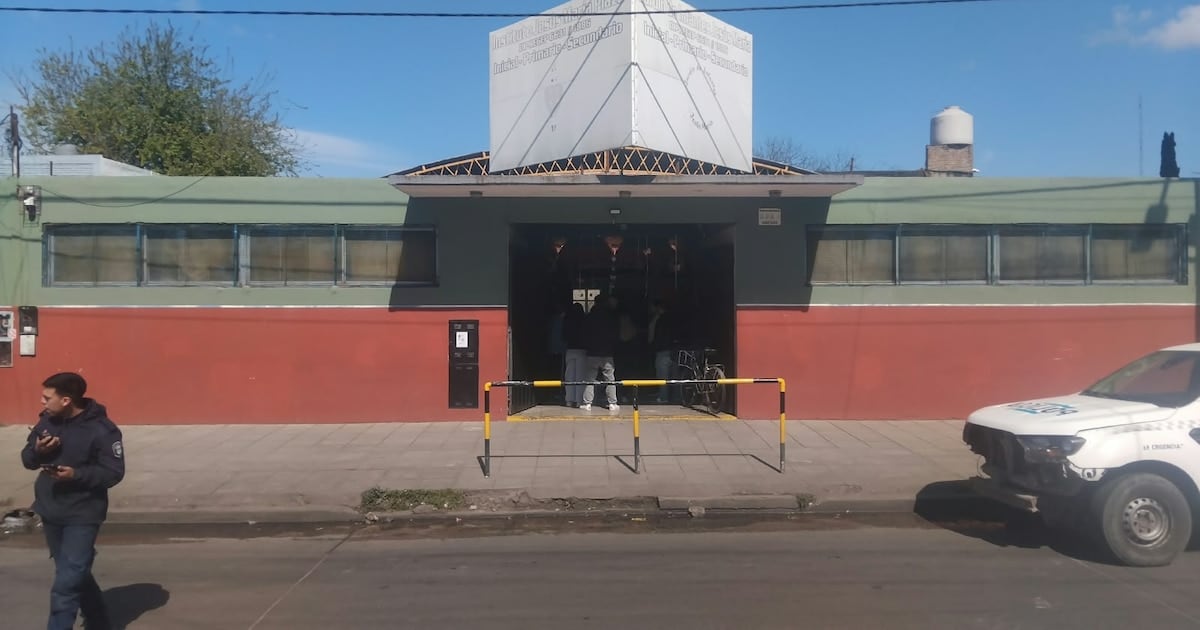 Un revólver en la mochila y un disparo accidental reavivan el debate sobre la presencia de armas en las escuelas