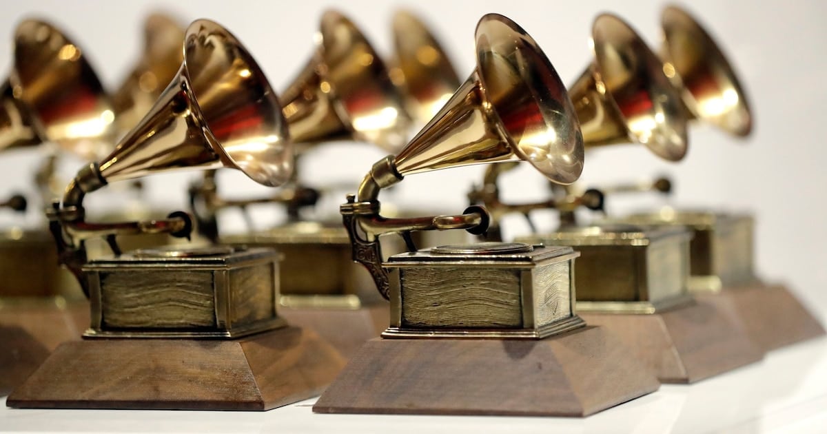 Siete vidas tiene un gato y siete candidaturas tienen CA7RIEL y Paco Amoroso: la música argentina se planta en los Latin Grammy