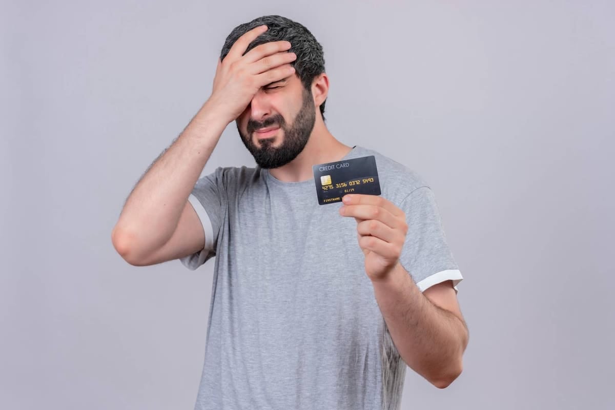 Tarjeta al día con el mínimo: la deuda que se muda al mes siguiente y sigue costando