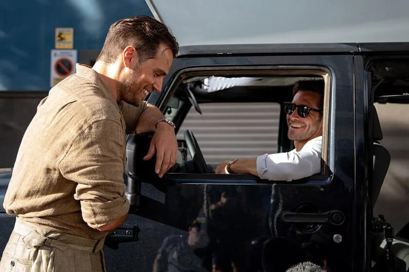 Cavill y Gyllenhaal se cruzan en Tenerife: Guy Ritchie vuelve al galpón grande con «En la zona gris»