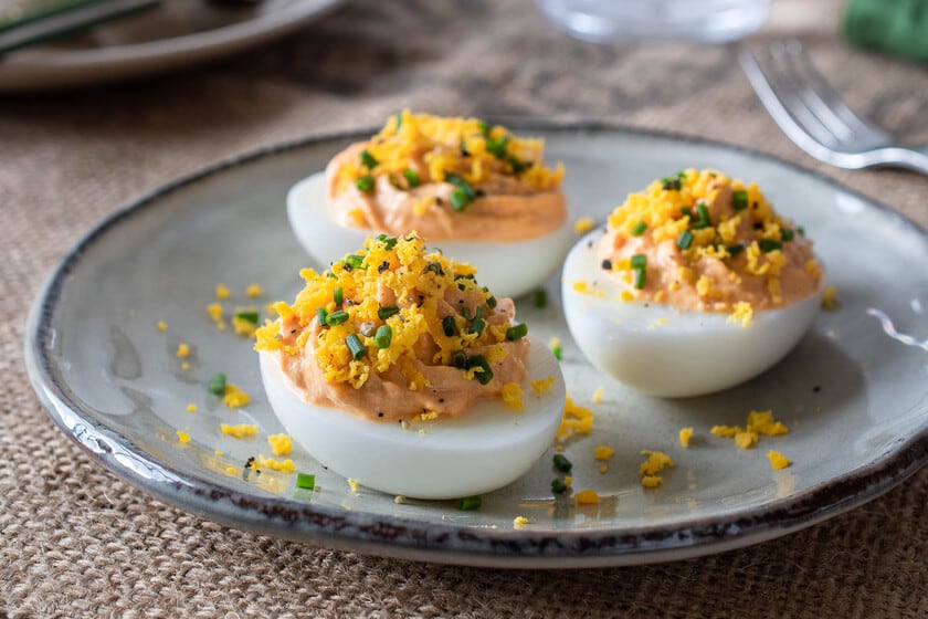 El truco del colador fino para que los huevos rellenos queden más cremosos y con más volumen