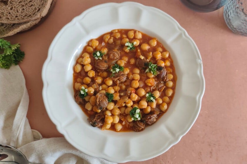 Garbanzos con zamburiñas: el guiso de media hora que rescata una lata del placard