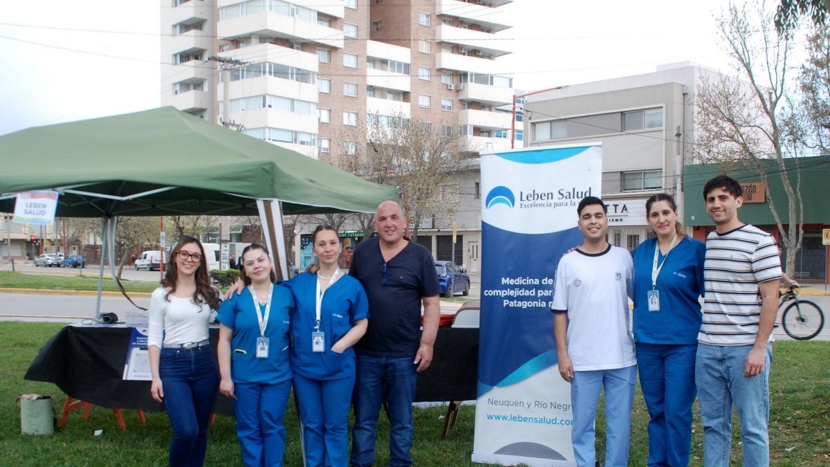 Una plaza, un tensiómetro y la pregunta que se repite en el consultorio: qué presión se considera normal