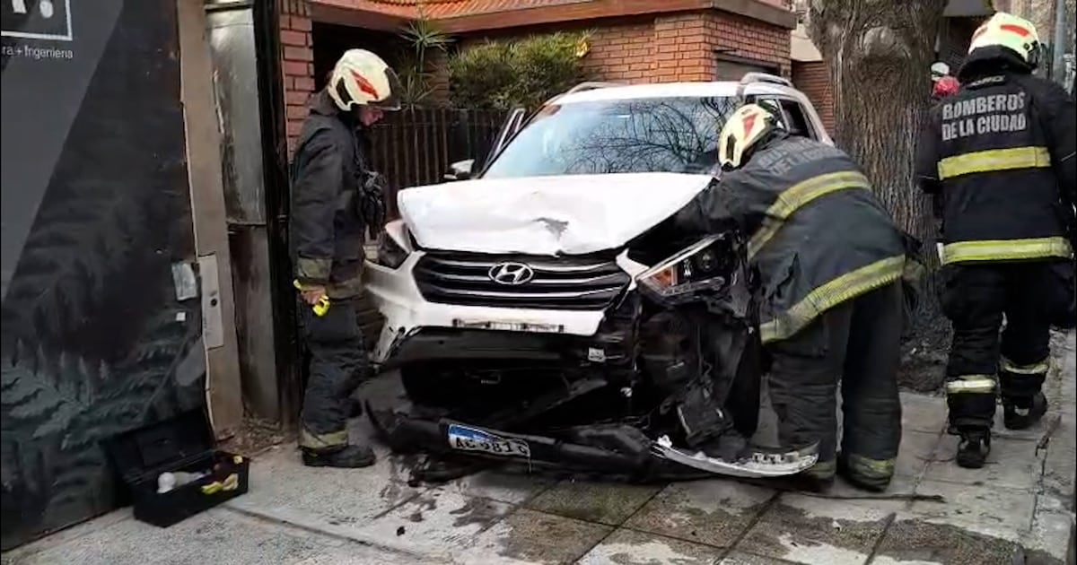 Un conductor de 33 años perdió el control de su auto en Palermo y terminó sobre la vereda tras chocar contra vehículos estacionados