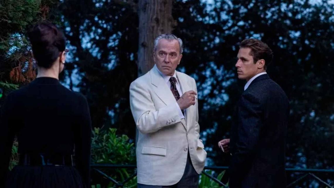 Trece aislados, un muerto y un actor que alguna vez fue Sherlock Holmes: así llega "El problema final" a Netflix