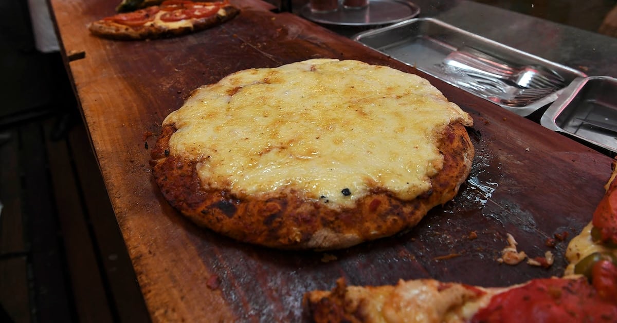 Una cuenta en Güerrín: cuánto sale comer pizza, fainá y cerveza en pleno centro porteño