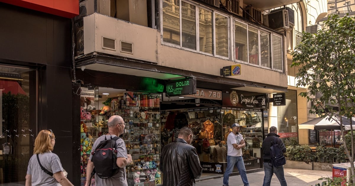 Dólar estable en la city: el Nación sostiene los $1.535 y el blue se mantiene en $1.550