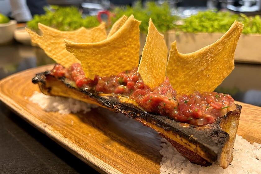 En el corazón de Triana, una barra sevillana que pone carne cruda sobre un hueso caliente