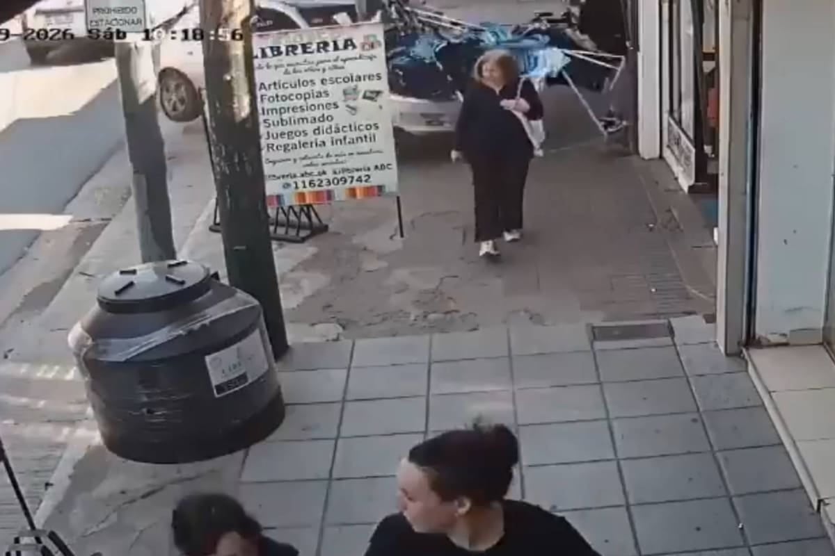Una joven resultó herida tras ser embestida por un auto que terminó dentro de un local de indumentaria en Almirante Brown