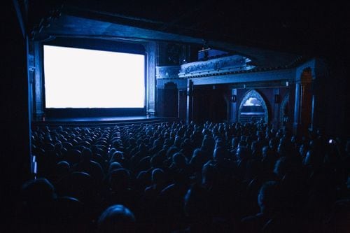 Cine en disputa: los 25 millones que el organismo presume y el desamparo que una actriz describe
