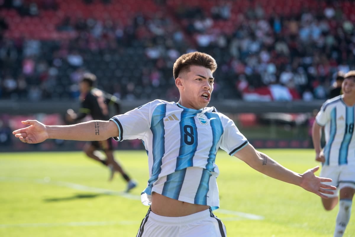 Espíndola, el pibe de Rojas, la metió cuando el partido ya se moría de calor