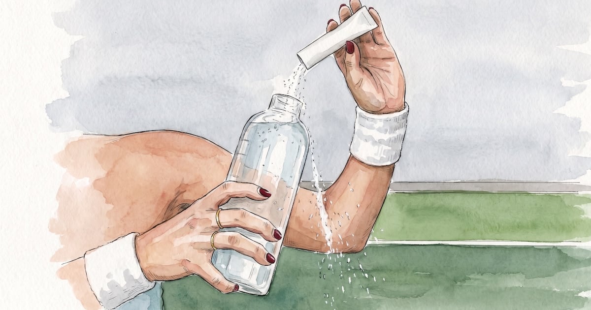 Agua, sales y bebidas deportivas: qué sirve para cada momento y qué confusión puede terminar en la guardia