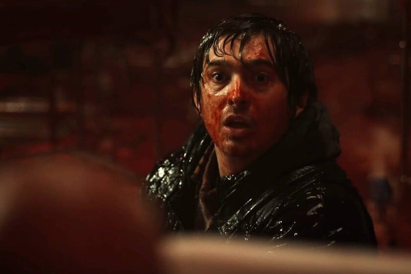 Austin Abrams se mete en la piel de un mensajero en la nueva Resident Evil: 95 minutos de zombies, nieve y rugidos en Praga