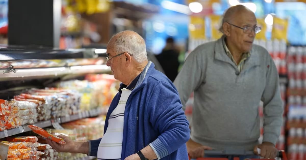 Jubilados: cómo combinar descuentos en supermercados y reintegros bancarios durante octubre