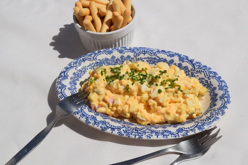 Ensalada de huevo sin papa: la receta cremosa que se anima a pelearle el sándwich a la ensaladilla