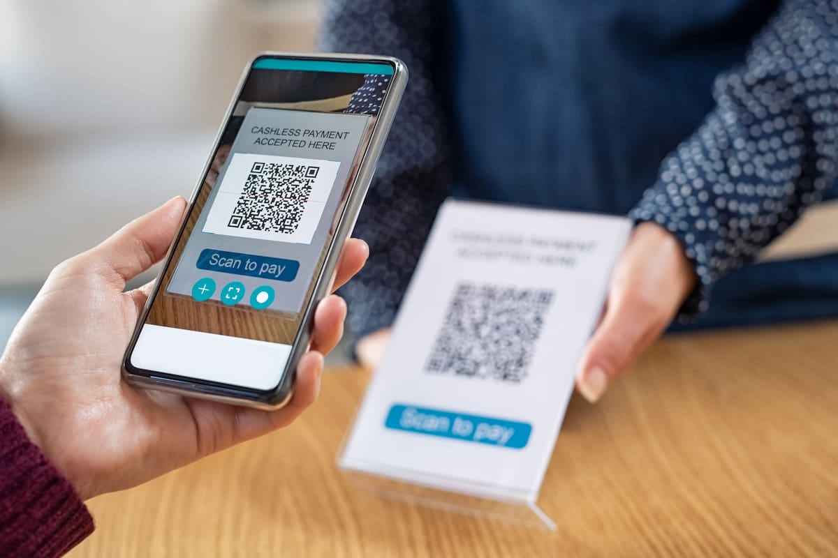 Los pagos con QR se consolidan como la vía preferida para transferir y ganan terreno frente al plástico
