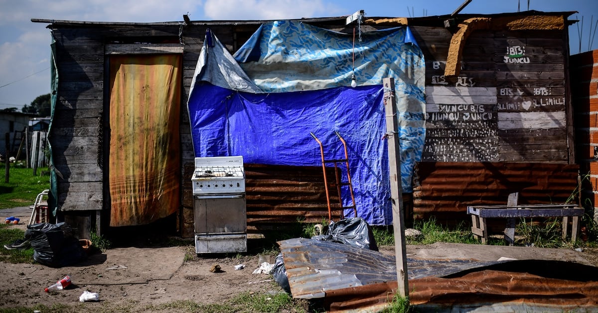 La mitad del ingreso de los hogares pobres no alcanza a cubrir la canasta básica total