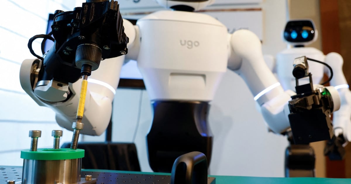 Un hospital japonés puso a prueba un robot humanoide para atender visitantes y recoger el comedor
