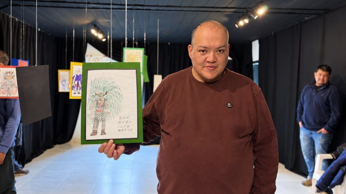 Daniel dibuja desde siempre: a los 39, colgó sus personajes en la Casa de la Cultura de Aluminé