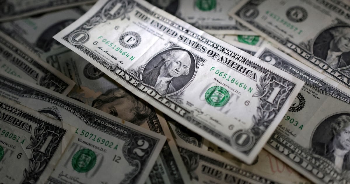 El billete verde cedió cinco pesos en cinco días y la pizarra del Nación cerró la semana en mil quinientos cuarenta
