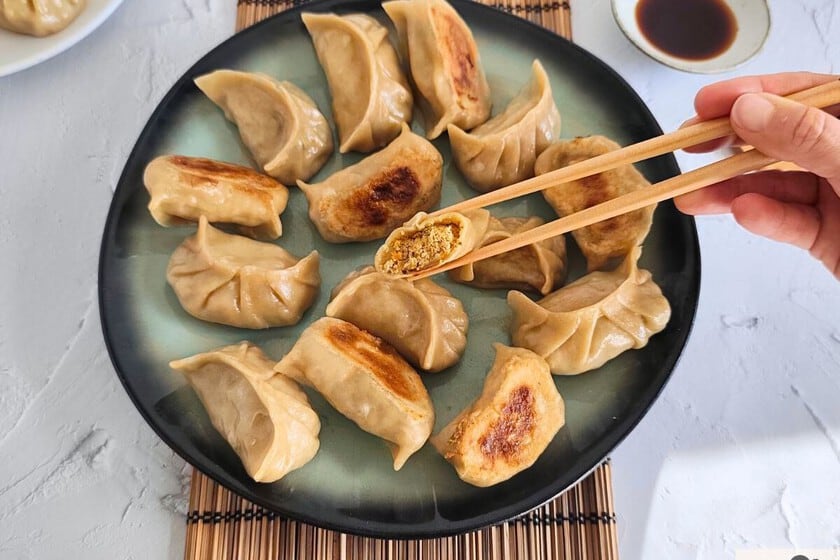 Treinta gyozas de verduras con shiitake y tofu: la receta casera que rescata el agua de los hongos para darle sabor a la masa