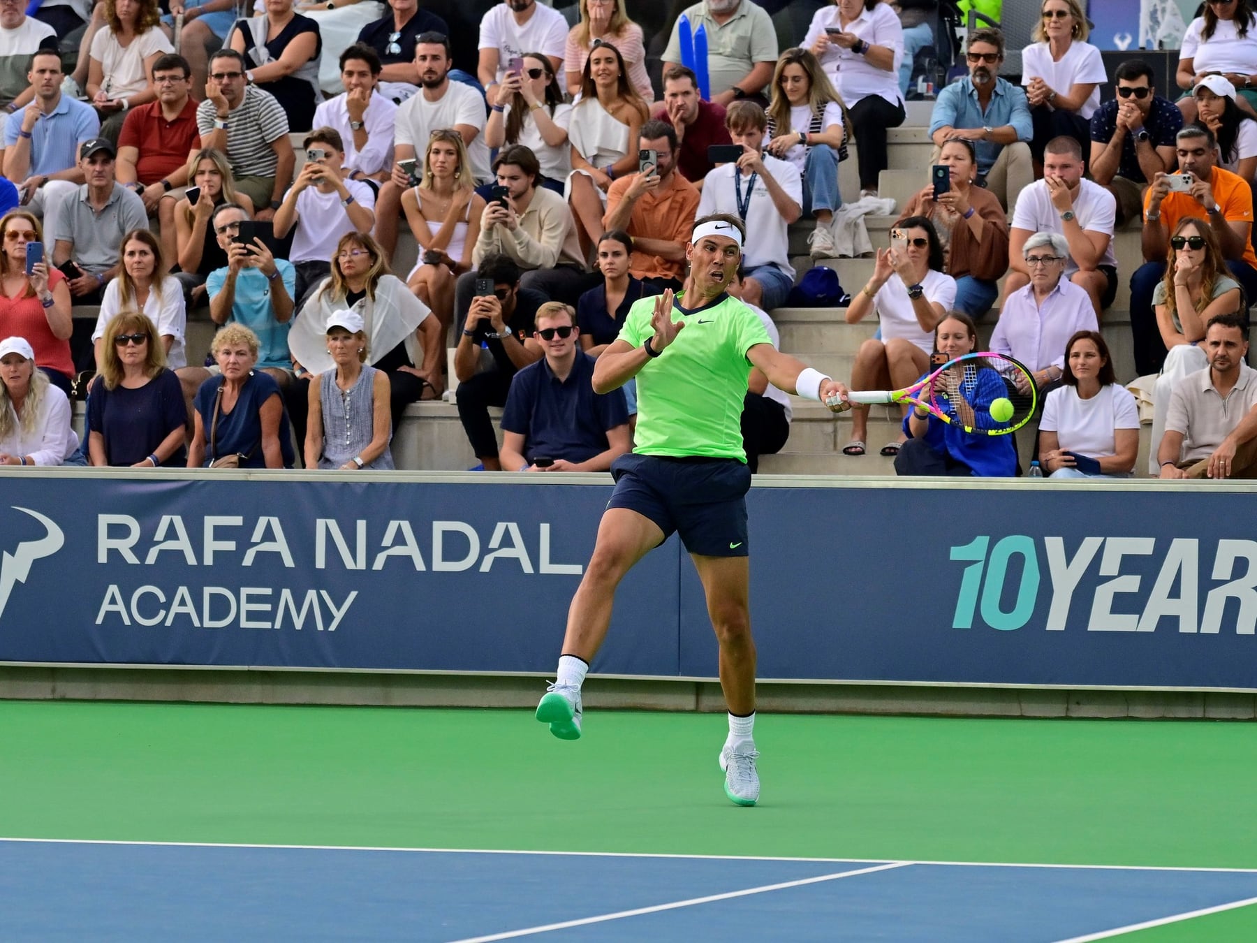Nadal volvió a la cancha, se sacó chispas con Moyá y festejó los diez años de su academia