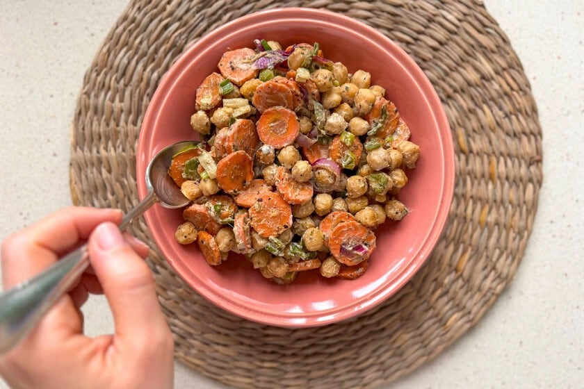 Ensalada templada de garbanzos y zanahoria al horno, con salsa de tahini: una receta que se arma en 40 minutos