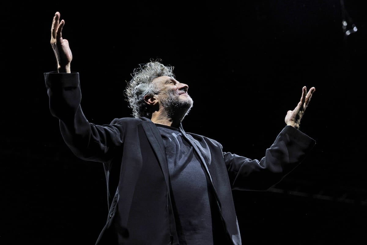 Cuando el galpón se enciende y alguien te dice sentate: Fito Páez paró el show en Mar del Plata y pidió que nadie tocara al público