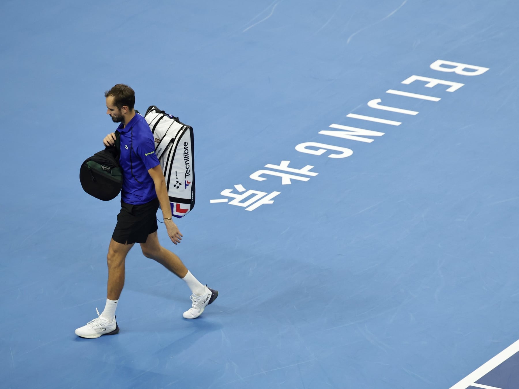El calor de Pekín y una pelota que viajó más de la cuenta: Djokovic a la final sin terminar el partido