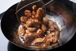 Pollo al limón en casa: la fórmula para que el rebozado quede crocante y la carne, jugosa
