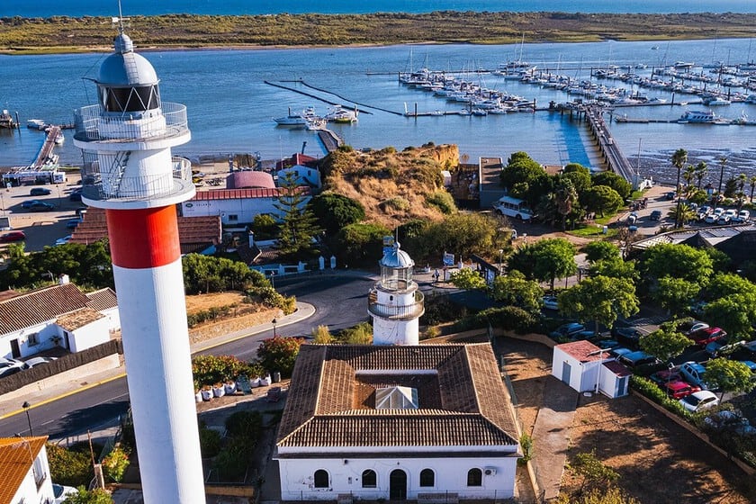 El Rompido, el pueblo de las coquinas que se cruza en ferry hacia las dunas