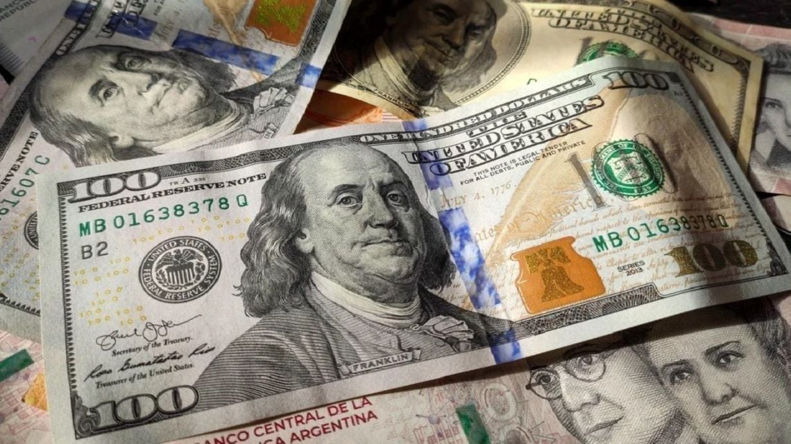 El dólar blue cerró la semana en $1.540 y se alineó con el precio de venta del oficial en el Nación