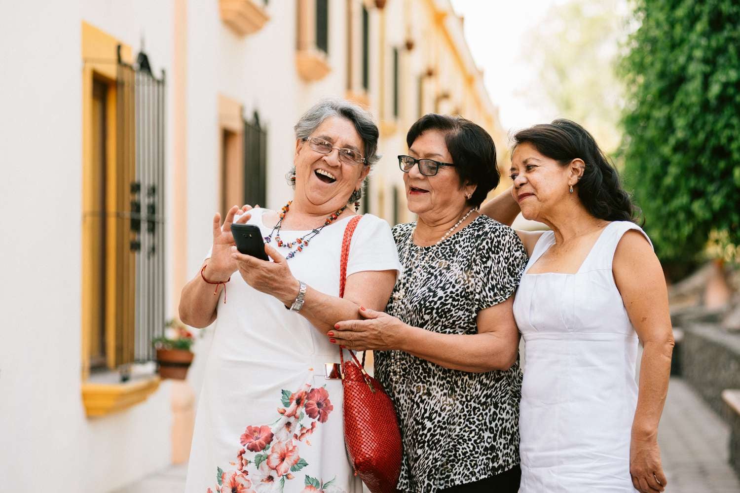 Sandra y Eleanor, las amigas tejanas de 85 anos que llevan medio mundo en la valija