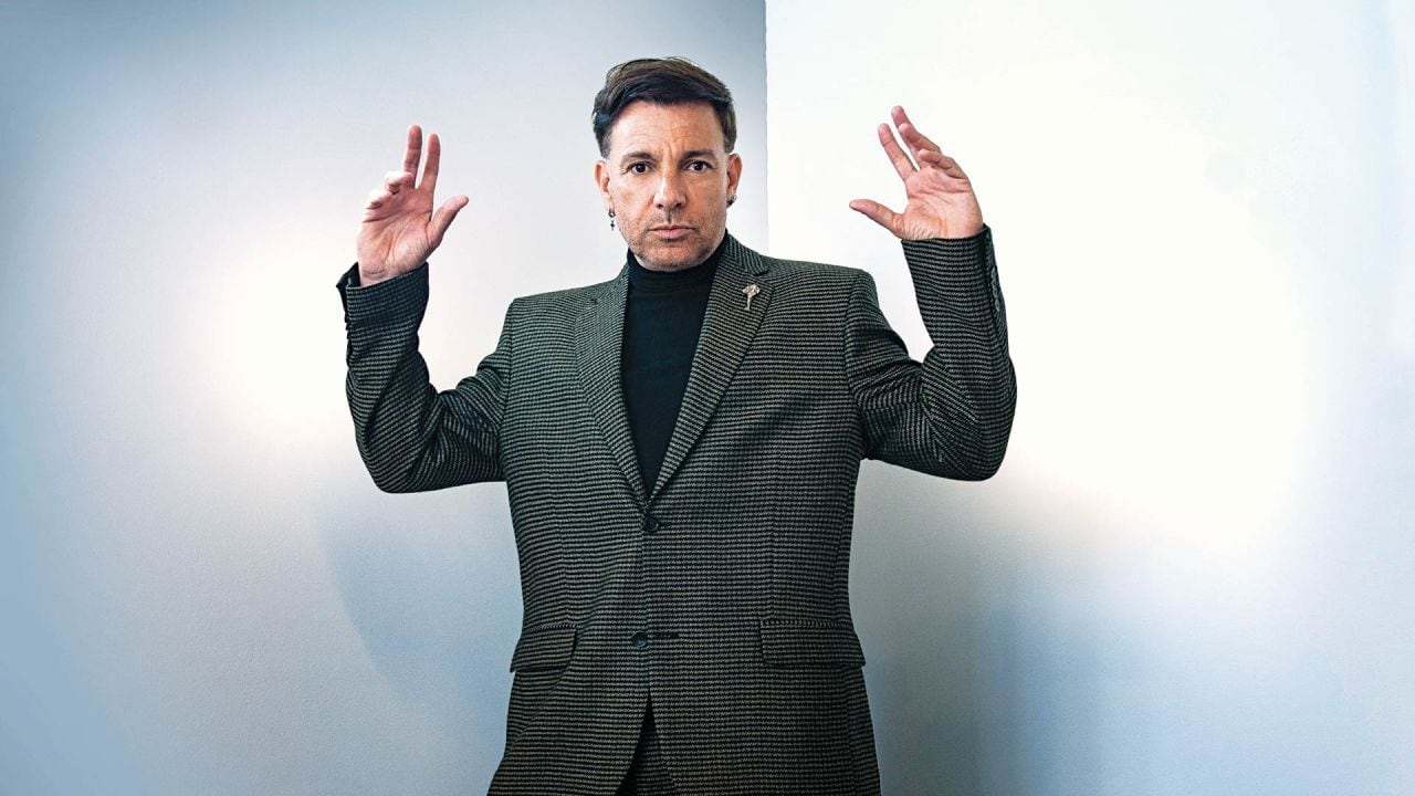 Martín Bossi se saca el traje del imitador y se anima a seis pieles distintas en una misma serie