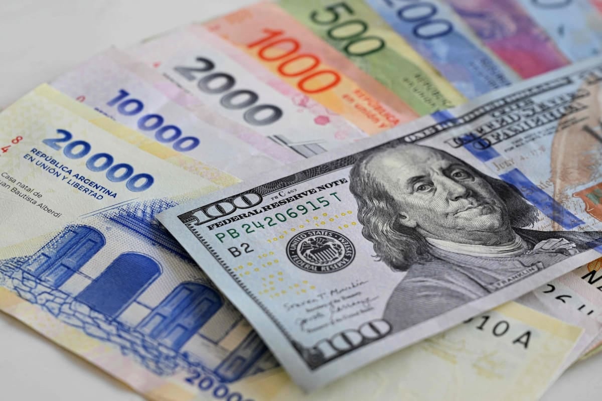 La hoja verde del consumo: Argentina se abarató en dólares, pero la ropa y los restaurantes siguen valiendo oro en la región