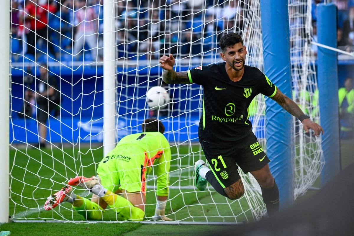 Cuti salvó la ropa y dejó al Atlético a dos puntos de la cima