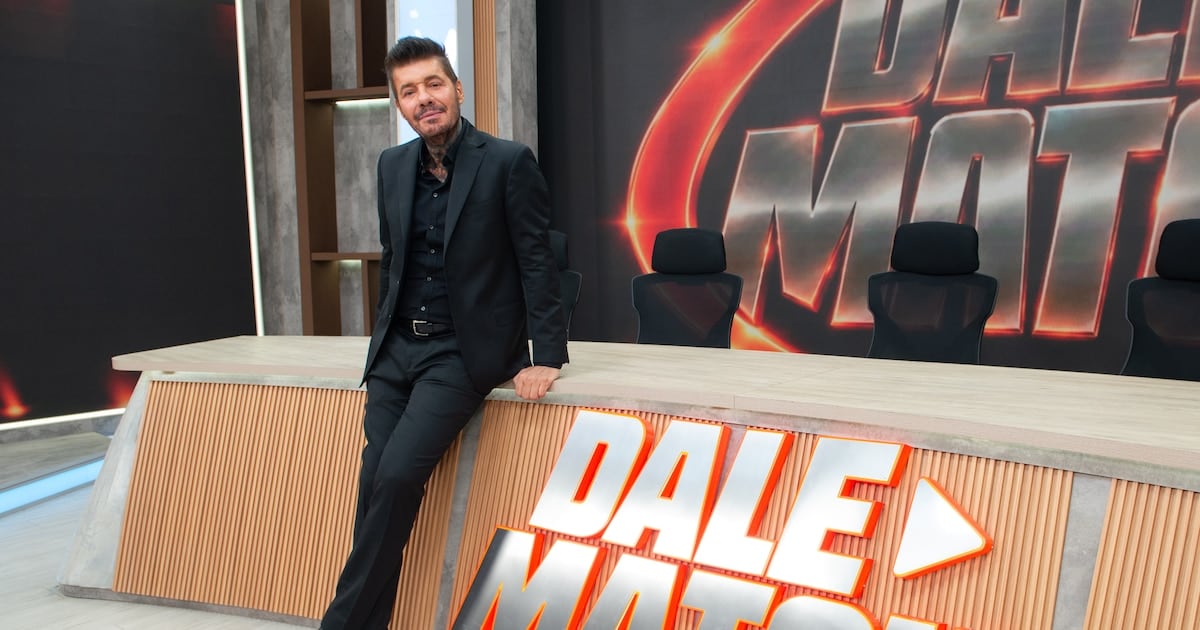 Tinelli vuelve a la mesa, pero esta vez la mesa es otra: streaming, reality y un padre que se sienta a charlar con sus hijos