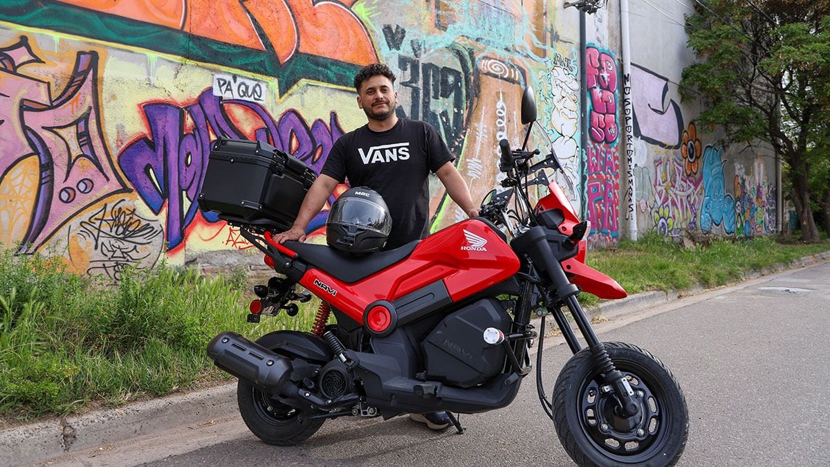 Un mecánico neuquino vende su taller, se sube a una Honda Navi y se va rumbo a Alaska