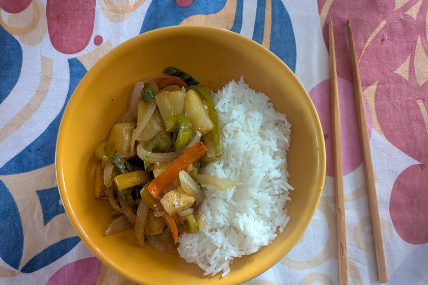 Tofu agridulce con piña: cómo recrear en casa el salteado chino sin perder la tradición